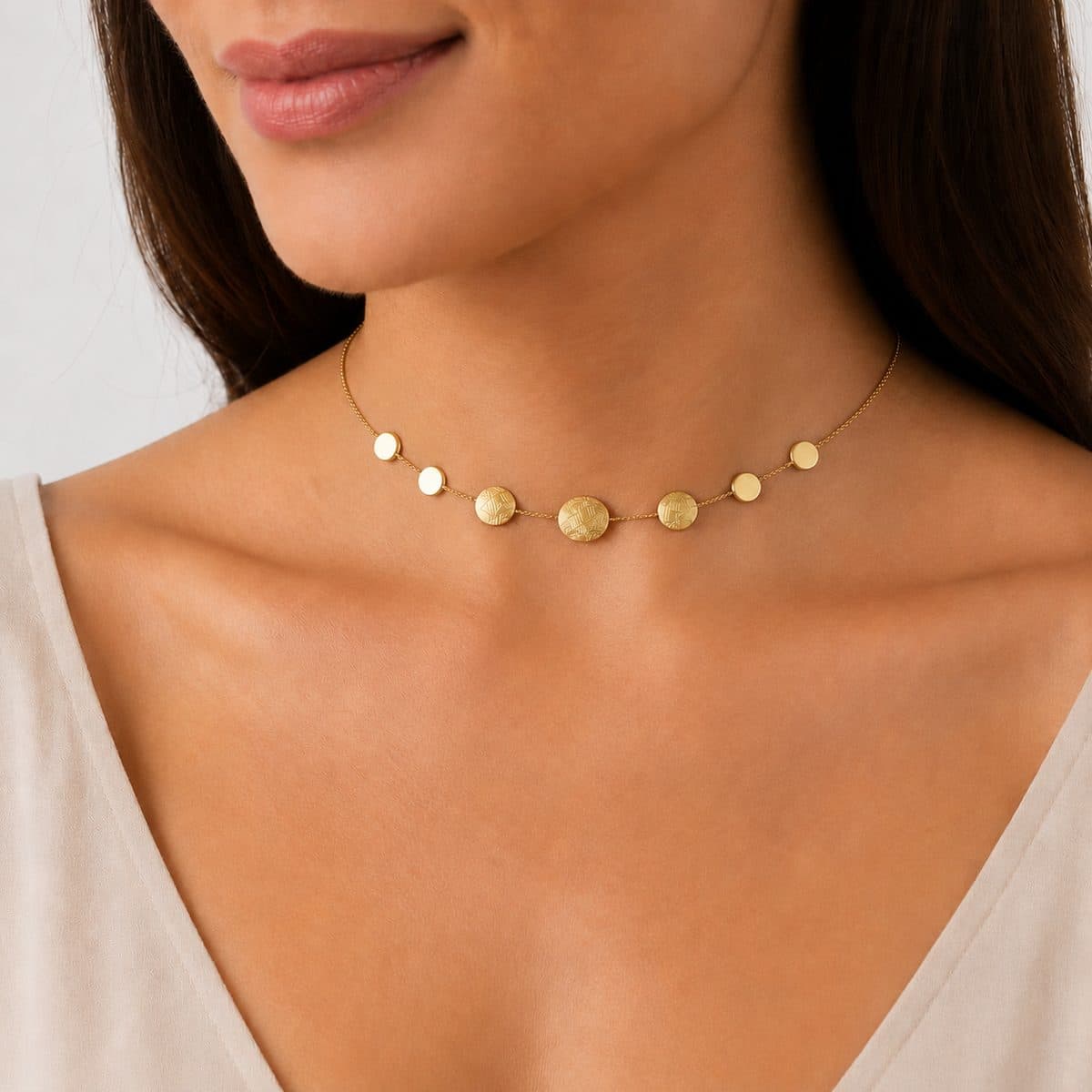 Pozlátený náhrdelník s plieškami (choker) – na modelke